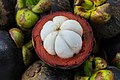 Mangoustan, fruit sucré, juteux et acidulé, du mangoustanier, vu en coupe.