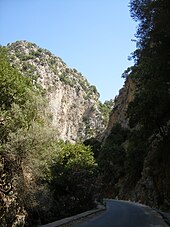 Photographie couleurs : une route dans la montagne.