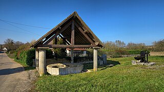 Le lavoir rond-hexagonal.