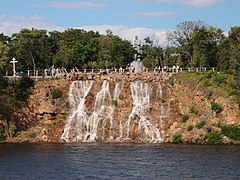 monument de Taras Chevtchenko classé[2] et la chute d'eau.