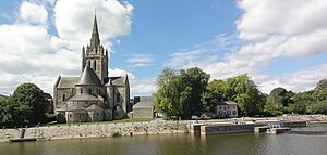 La Mayenne avec la basilique et l'écluse d'Avesnières.