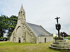 La chapelle Saint-Budoc et son calvaire : vue extérieure d'ensemble.