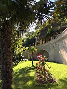 Vue latérale sur les grands parterres.