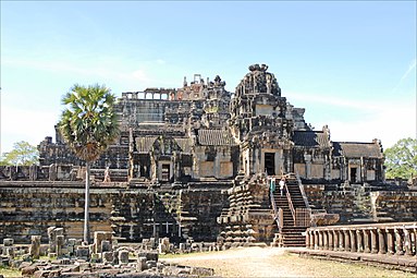 Chaussée surélevée et gopura ouvrant à droite et à gauche sur des galeries.