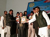 Barqi Azmi receiving award