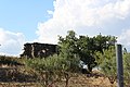 Vecchio casolare in pietra a secco, collocato lungo la strada interpoderale che conduce sul monte Mostarico.