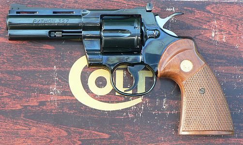 Colt Python, ici avec un canon de 4 pouces et une finition « Royal Blue ».