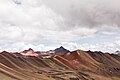 Sul versante settentrionale è presente la Vinicunca (Montagna Arcobaleno)