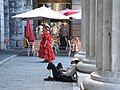 Riparo dalla calura sotto il pronao del Teatro Carlo Felice