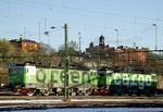 Green Cargo litt Rc4 1318 och Rc4 1309 i särskild målning med stor text, "green" på det ena loket och "cargo" på det andra.