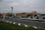 星川駅（左）と三洋堂書店（右）