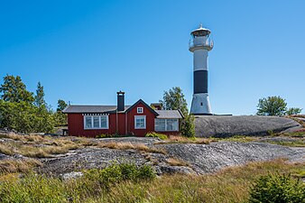 Fyren med gamla lotsstugan.