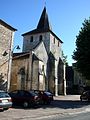 En 2009, on distingue bien le clocher tors. A droit le vieux platane et en arrière plan, dans l'ombre le château.