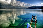 Vy från Annecy-parken Le Pâquier söderut över Annecysjön.