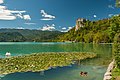 O Lago de Bled com o Castelo de Bled no plano de fundo