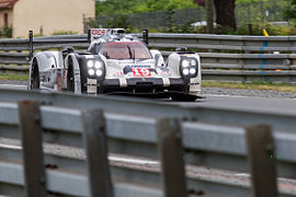 Le 14 juin 2015 à 10 h 55, la Porsche 919 Hybrid des futurs vainqueurs, Nico Hülkenberg, Earl Bamber et Nick Tandy, passe au lieu-dit des Hunaudières.