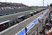 Photographie couleur représentant les stands et la ligne de départ du circuite de Nevers Magny-Cours