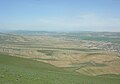 Tal des Flusses Pirsaat mit dem Dorf Birinci Udullu im Norden des Rajons. Am Horizont die schneebedeckten Gipfel des Großen Kaukasus jenseits Şamaxı