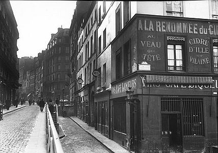 La partie basse de la rue en 1913.