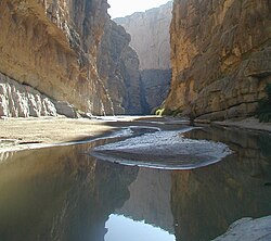 הנהר ריו גראנדה, המפריד בין מקסיקו לארצות הברית כשהוא זורם בתוך קניון סנטה אלנה