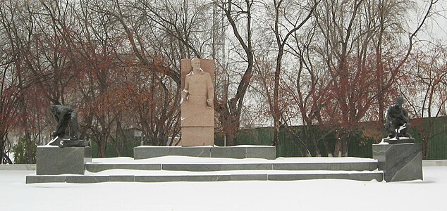 Памятник И. Шадру в Шадринске, левая часть композиции — скульптура «Булыжник — орудие пролетариата»