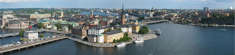 Vy över Stockholm från stadshuset mot öster med Riddarholmen i förgrunden och Kungliga slottet till vänster. Foto från 2005.