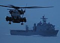 Un hélicoptère CH-53E Super Stallion survole de nuit l'USS Carter Hall durant l'exercise COMPTUEX dans l'océan Atlantique (14 juillet 2008)