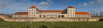 Vista da fachada oriental da Escola catedral de Viburgo, Dinamarca. O edifício foi projetado pelo arquiteto Hack Kampmann (1856-1920) e inaugurado em 1926. (definição 15 431 × 4 147)