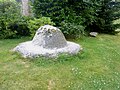 Chapelle de Trébalay : pierre (stèle ?) se trouvant dans le placître.