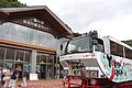 湯の郷湯西川観光センター前に停車しているチャレンジャー号