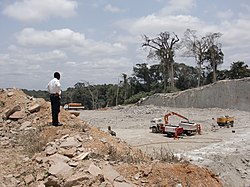 拉巴斯城正在建设中的公路