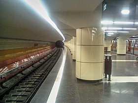 Le quai central avec deux rangées de piliers, une voie à gauche et une rame à quai à droite