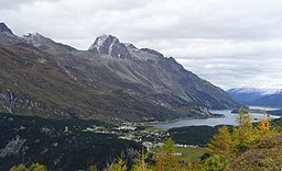 Vy mot nordost över passet och passbyn. I förgrunden den branta sydsidan, i bakgrunden Silsersee och Engadin.