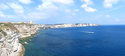 La vieille ville surplombant les falaises de calcaire.