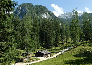 Brennhütte der Enzianbrennerei Grassl auf der Priesbergalm