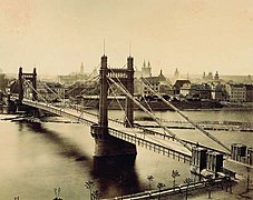 El puente de las cadenas de Francisco José I (1885), en Praga (demolido en 1949)