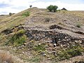 La muralla de la parte inferior del castro, donde se encontró una gran cantidad de puntas de flecha y de proyectiles metálicos pesados, de donde se deduce que esta fue la zona por donde se acometió el ataque más virulento a la muralla. Las hiladas detrás del derrumbe que están ordenadas, son las que delimitan el grosor de la muralla, alcanzando esta en torno a los 5 m de ancho.