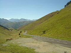 Vue en arrière sur la route des deux derniers kilomètres de l'ascension.