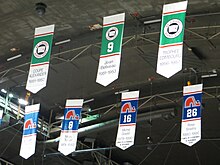 Photographie des bannières accrochées dans le Colisée Pepsi