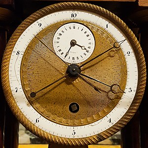 שעון מחוגים מתקופת המהפכה הצרפתית. בשעון 10 שעות, כאשר הספרה 10 בחלקו העליון של השעון (במקום בו מצויה על פי רוב הספרה 12). בחלקו העליון של השעון הגדול, ניתן לראות שעון קטן שגרתי יותר עם 24 שעות ביממה ו-60 דקות בכל שעה.