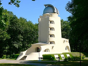 'מגדל איינשטיין' (1919–1922) מאת אריך מנדלסון, בפוטסדם