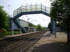 Passerelle et abri.