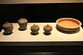 金鸡山闽越墓出土文物，左：陶盖杯，中：陶香薰，右：陶洗