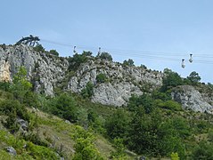 Téléphérique acheminant le talc brut.