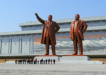 Visiteurs s'inclinant devant les statues de Kim Il-sung et Kim Jong-il, sur la place de Mansudae Hill, à Pyongyang. (définition réelle 4 176 × 2 951)