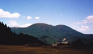 西側の麓から望む大洞山（左：雄岳、右：雌岳）