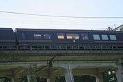 2010年9月26日に外房線で運転されたお召し列車で特別車両に立つ天皇と皇后