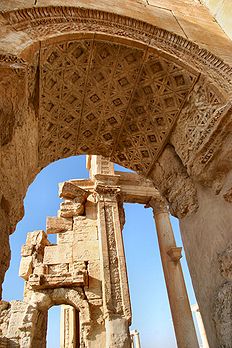 Détail d'une arche des ruines de Palmyre (Syrie). (définition réelle 853 × 1 280*)