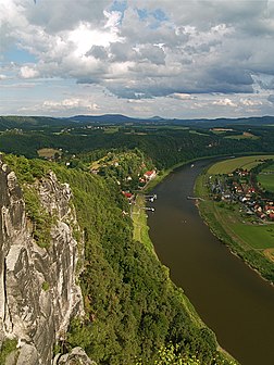 L’Elbe dans sa traversée de la Suisse saxonne, région du massif de l’Elbsandsteingebirge (Saxe, Allemagne). (définition réelle 1 600 × 2 133)