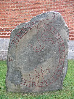 Runsten Sö 97 utanför Jäders kyrka.